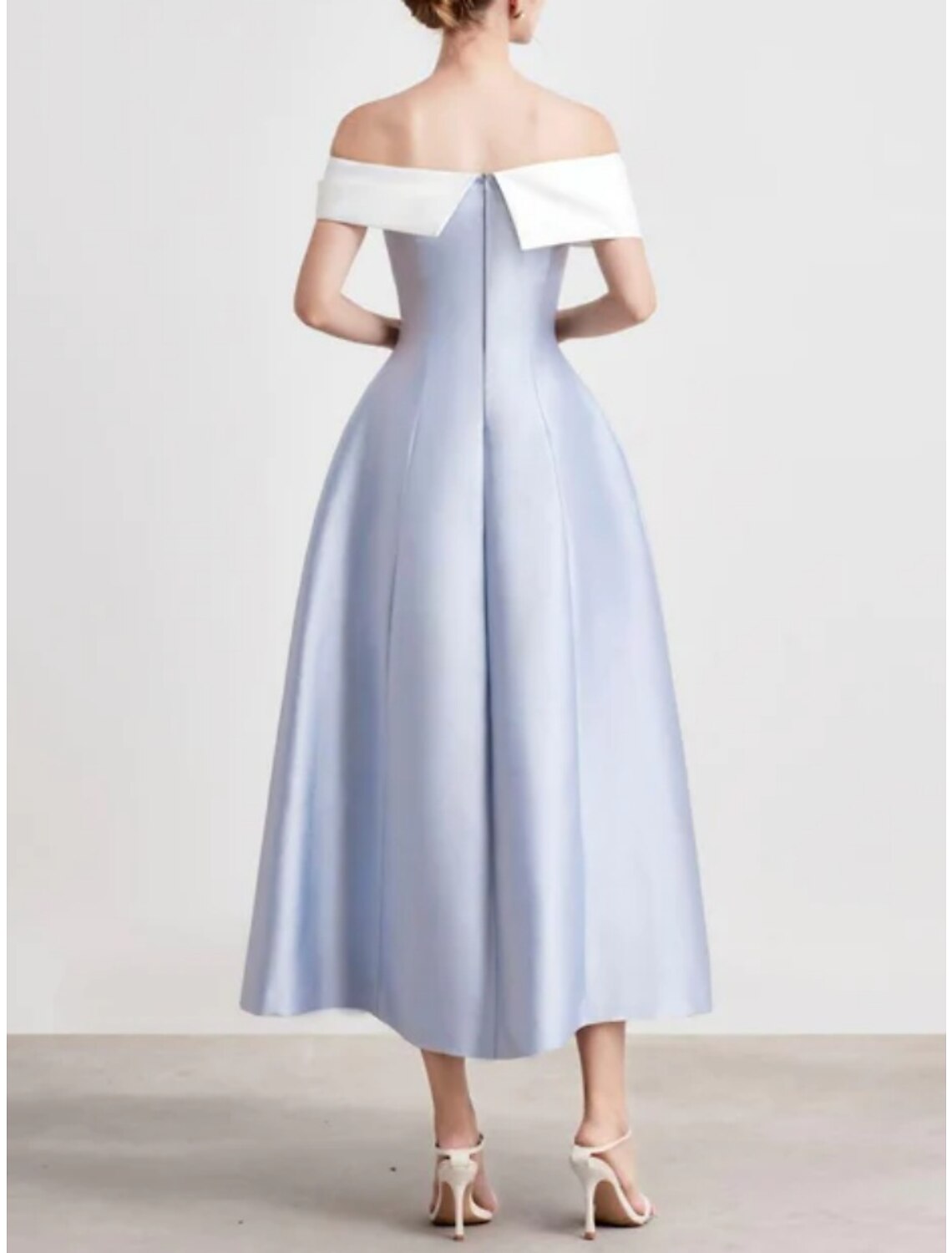 Abito da sera a trapezio, elegante, formale, lunghezza tè, manica corta, spalle scoperte, in raso con pieghe e fiori sulle spalle